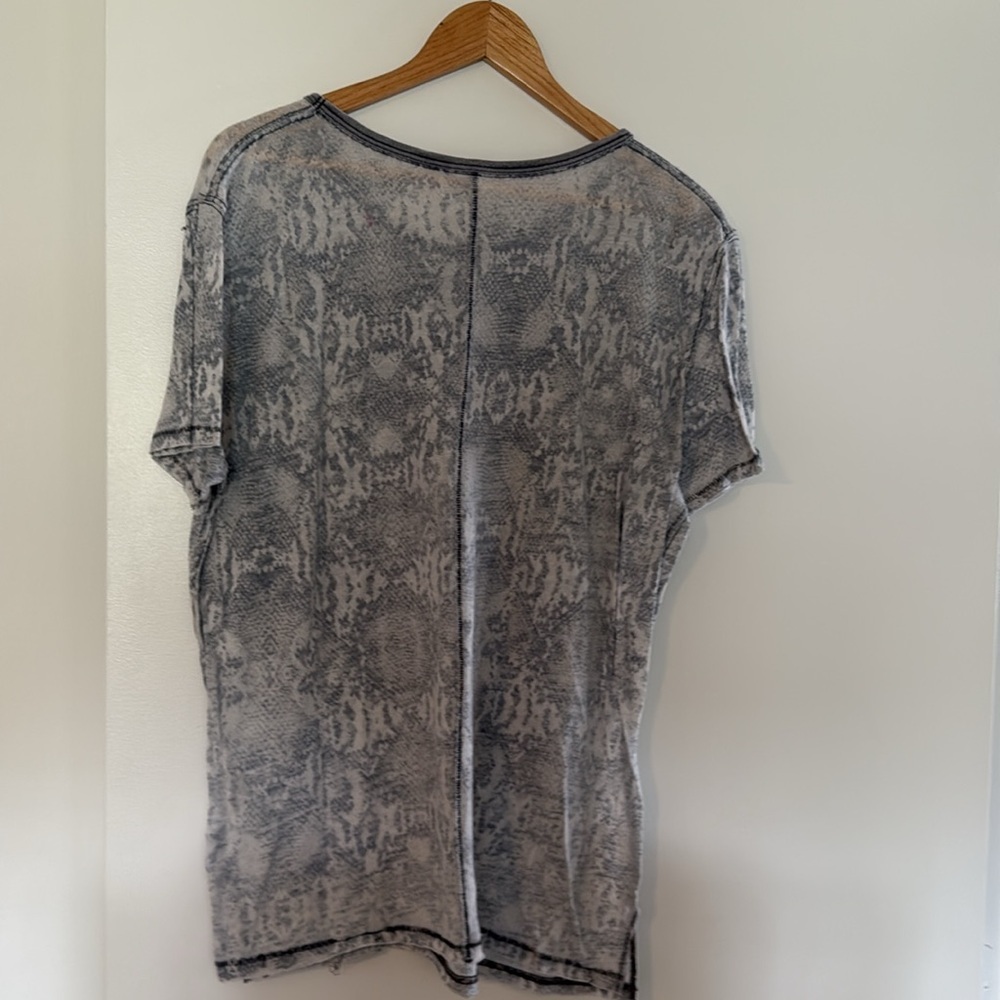 Free People Blue Combo Snake Tee Short Sleeve Top Blouse Casual Size L - Picture 2 of 4